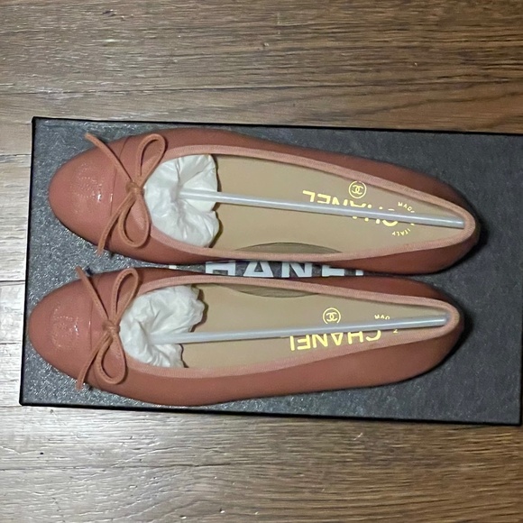 NWT CHANEL DARK PINK CC LOGO PATENT LEATHER BALLET BALLERINA FLATS - Picture 2 of 8